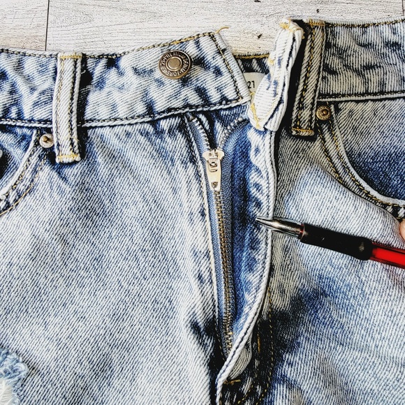 Forever 21 Juniors 27 Distressed Medium Wash Denim Blue Shorts Summer Shorts - Picture 5 of 6